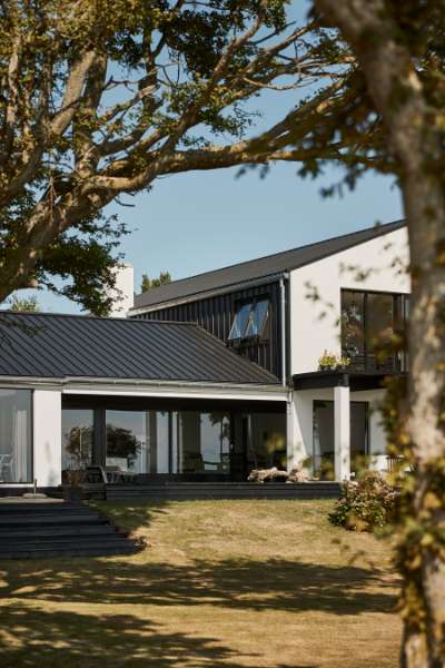 A very fine roof and façade solution on Funen, Strandvej 54B, Ballen, 5762 Vester Skerninge